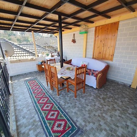 "Mani Guest House" Gjirokastër Exteriör bild