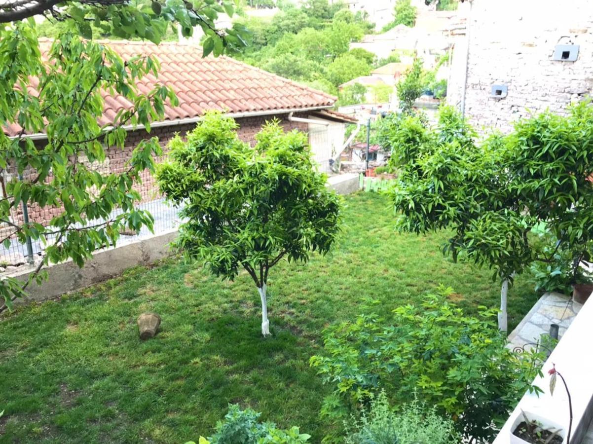 "Mani Guest House" Gjirokastër Exteriör bild