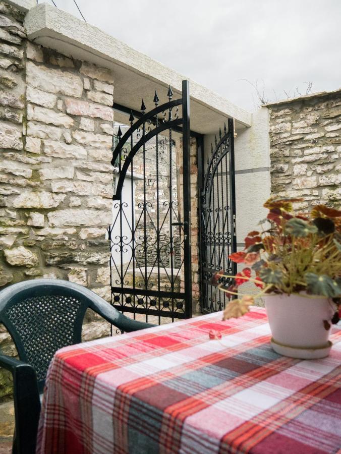 "Mani Guest House" Gjirokastër Exteriör bild