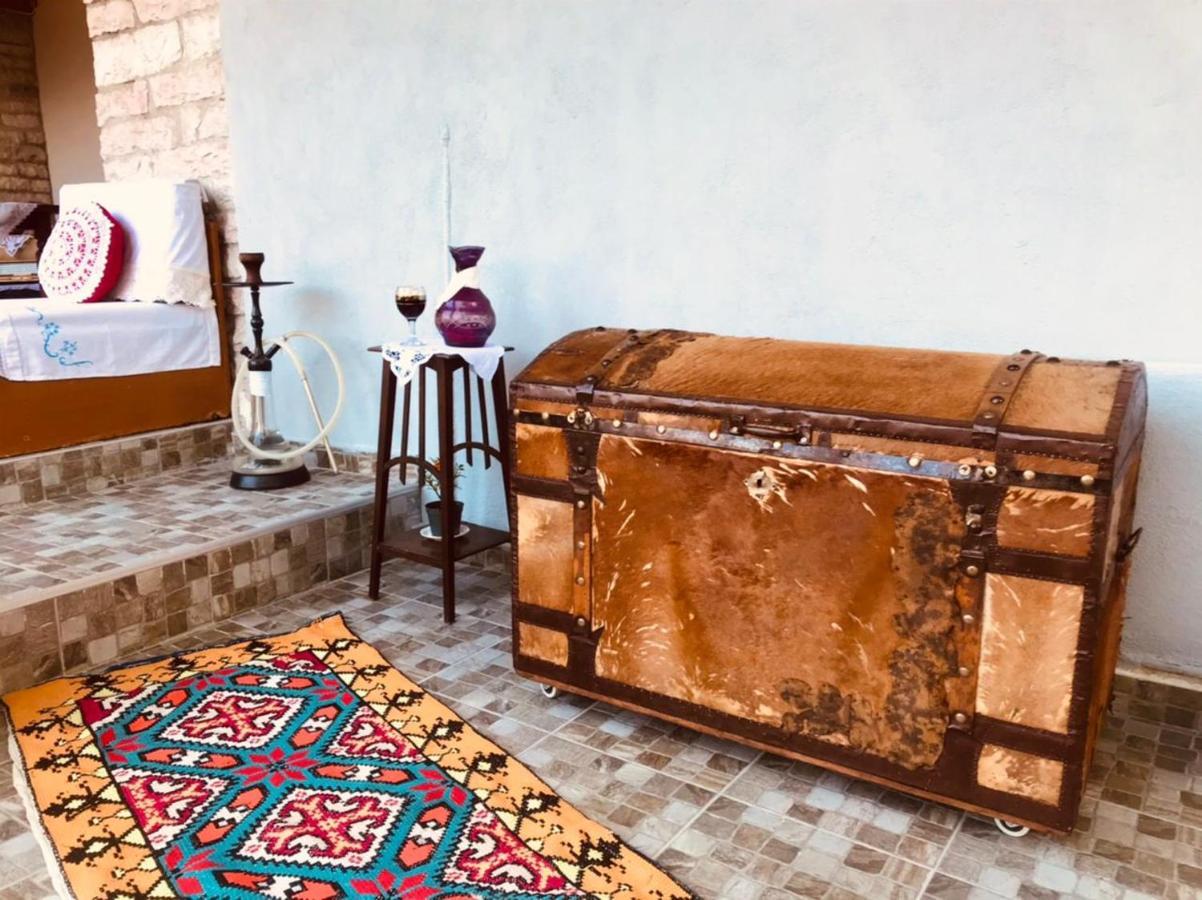 "Mani Guest House" Gjirokastër Exteriör bild