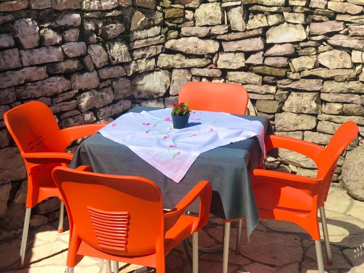 "Mani Guest House" Gjirokastër Exteriör bild