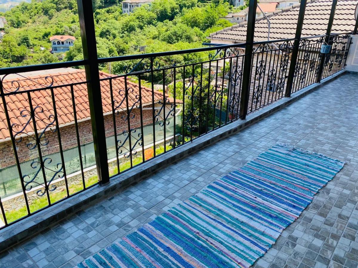 "Mani Guest House" Gjirokastër Exteriör bild