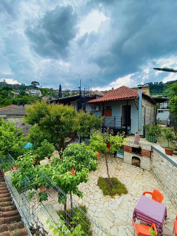 "Mani Guest House" Gjirokastër Exteriör bild