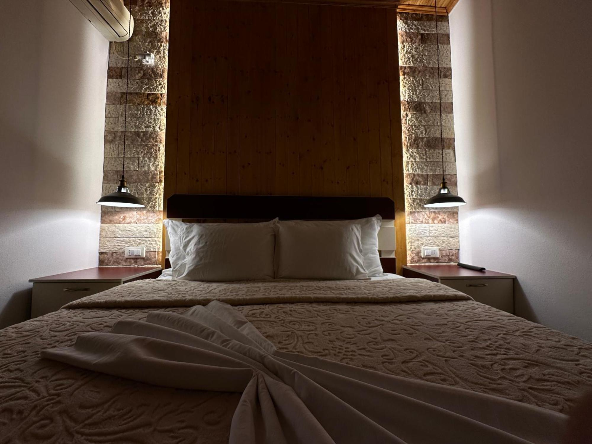 "Mani Guest House" Gjirokastër Exteriör bild