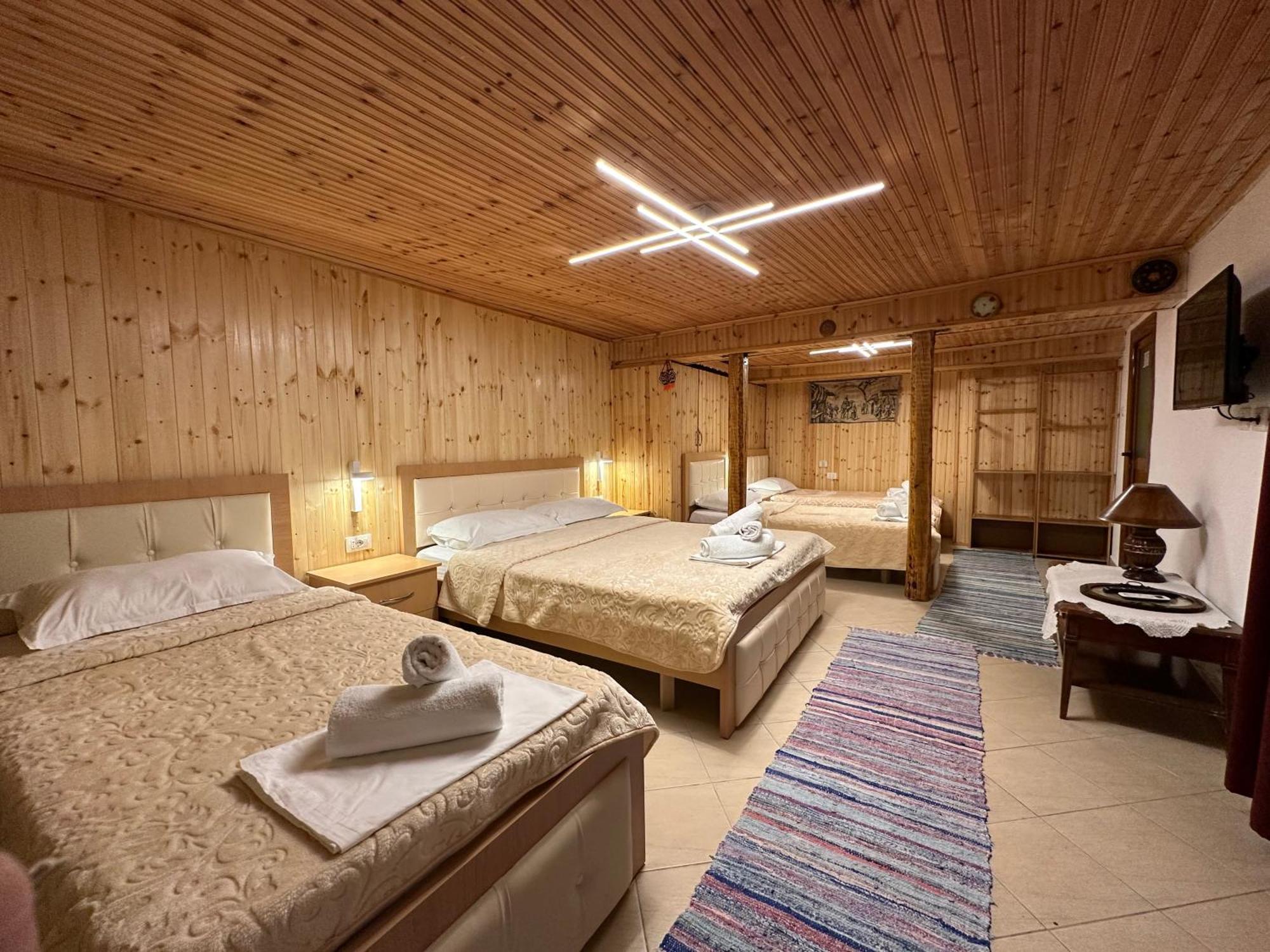 "Mani Guest House" Gjirokastër Exteriör bild