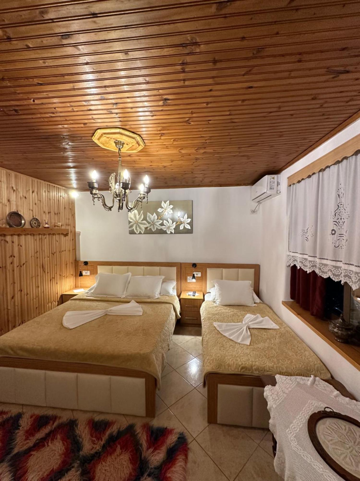 "Mani Guest House" Gjirokastër Exteriör bild
