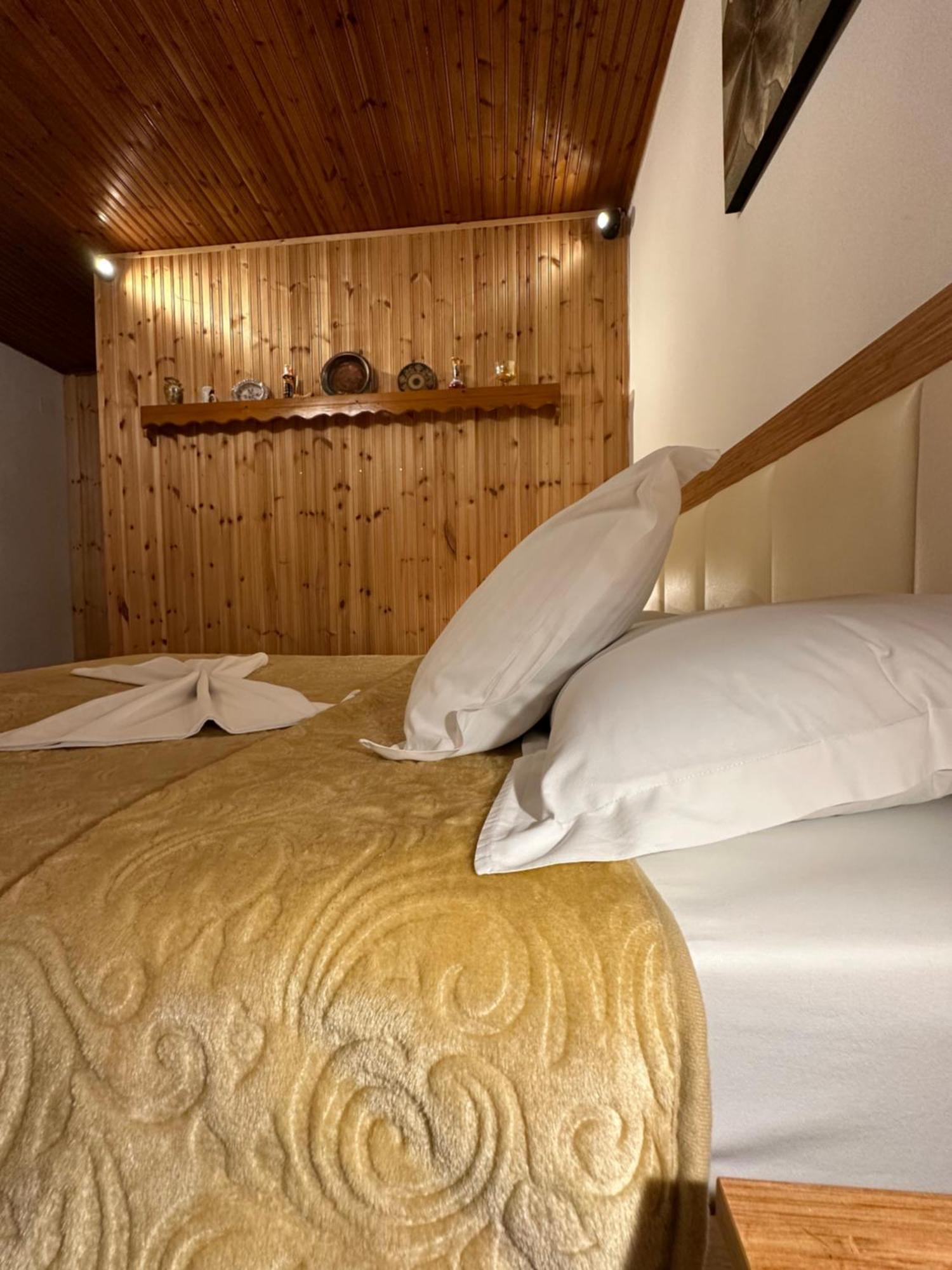 "Mani Guest House" Gjirokastër Exteriör bild