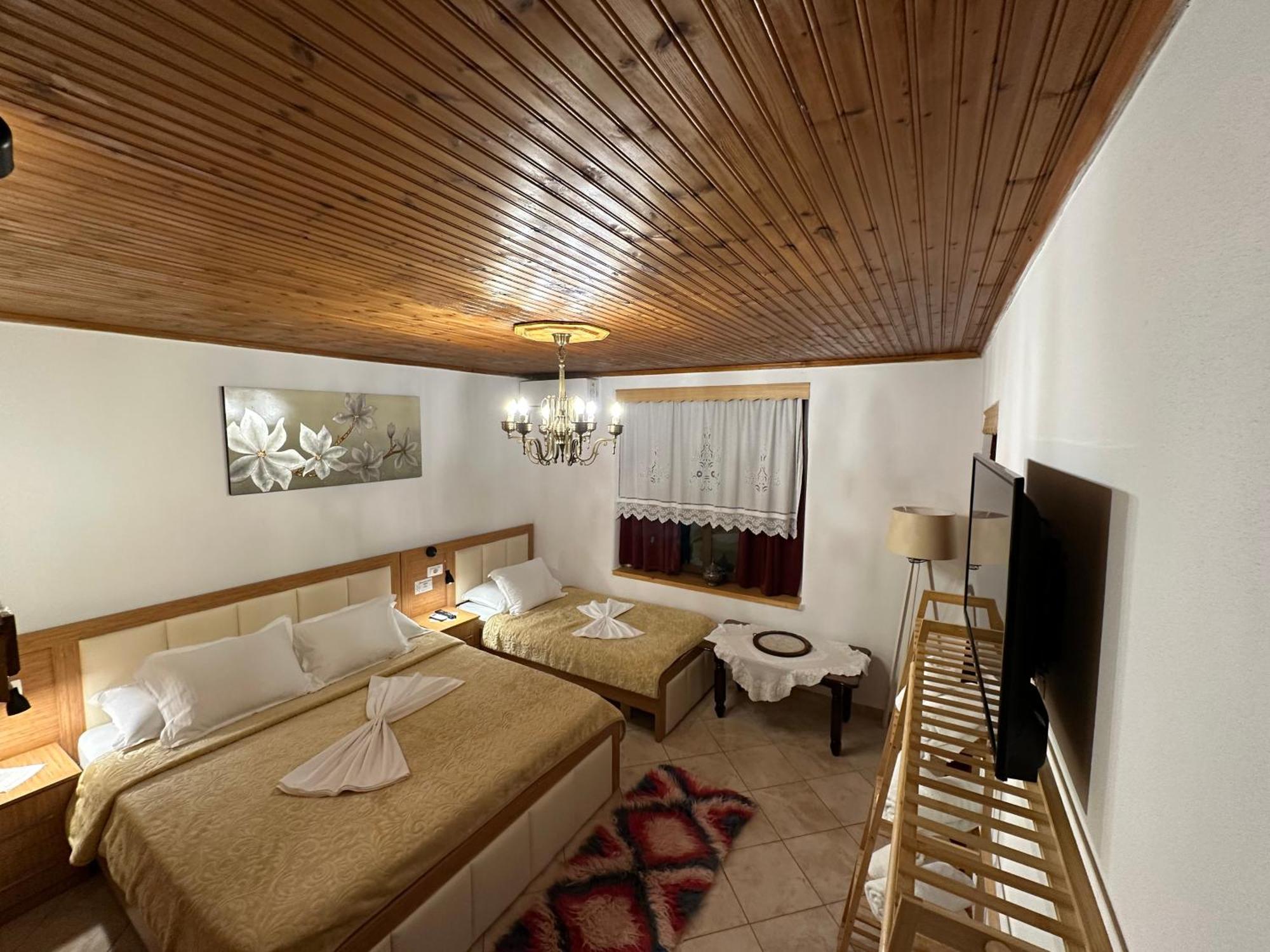 "Mani Guest House" Gjirokastër Exteriör bild