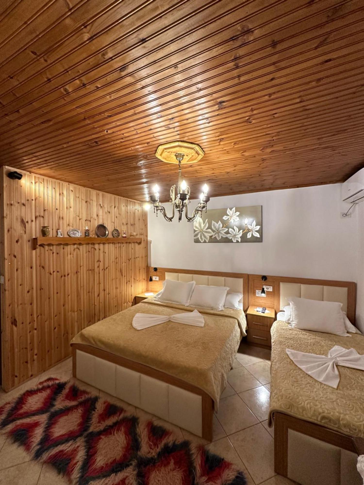"Mani Guest House" Gjirokastër Exteriör bild