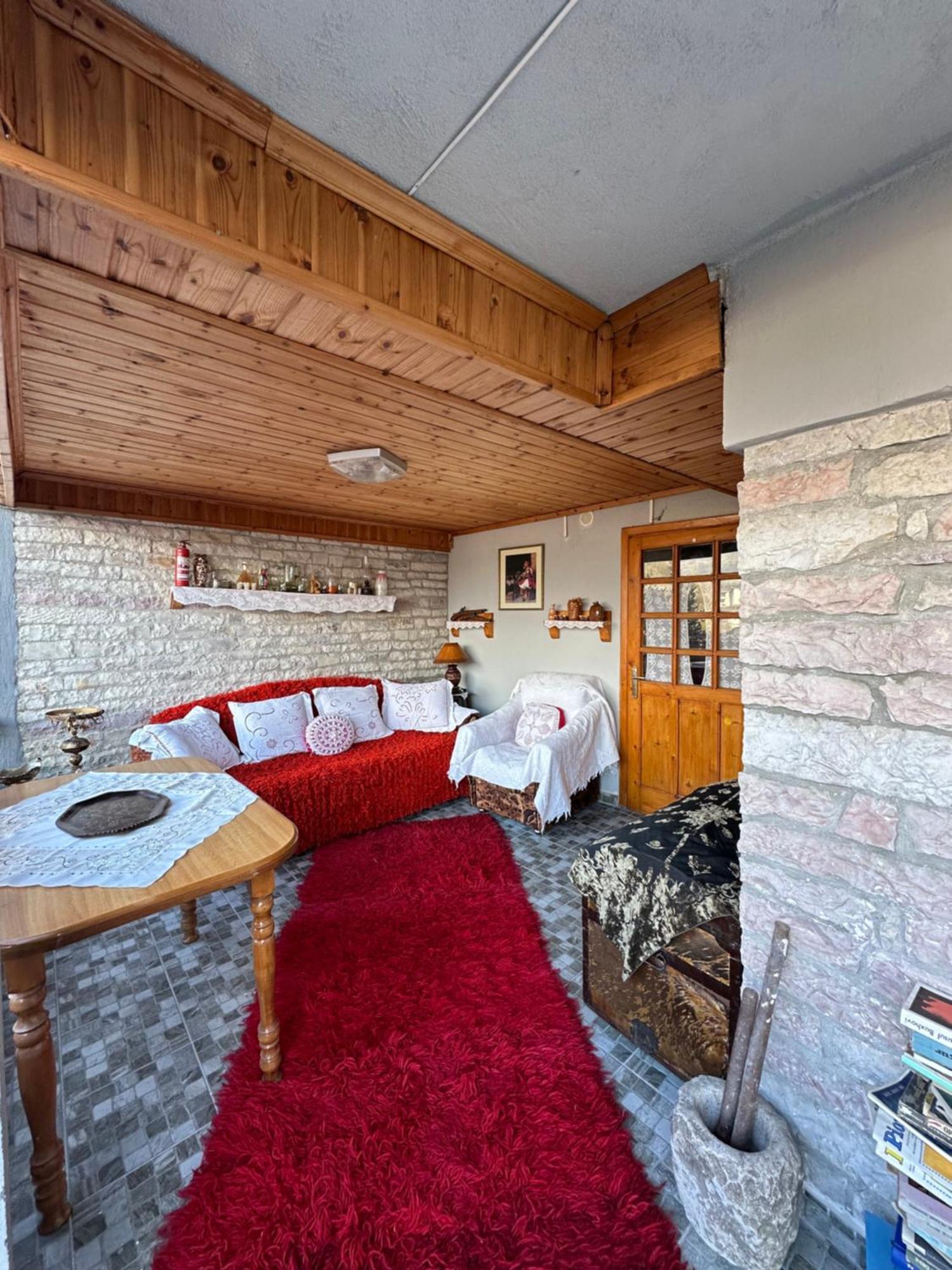 "Mani Guest House" Gjirokastër Exteriör bild