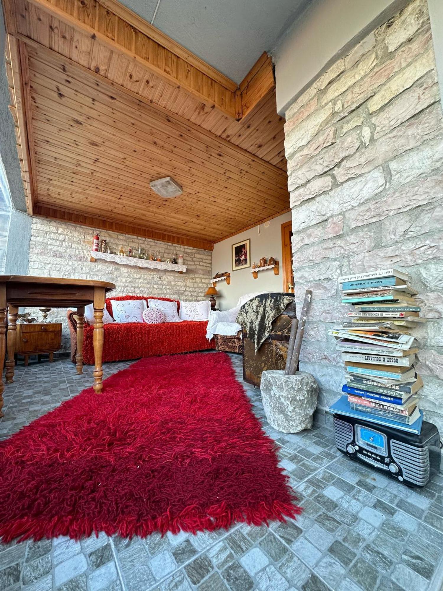 "Mani Guest House" Gjirokastër Exteriör bild